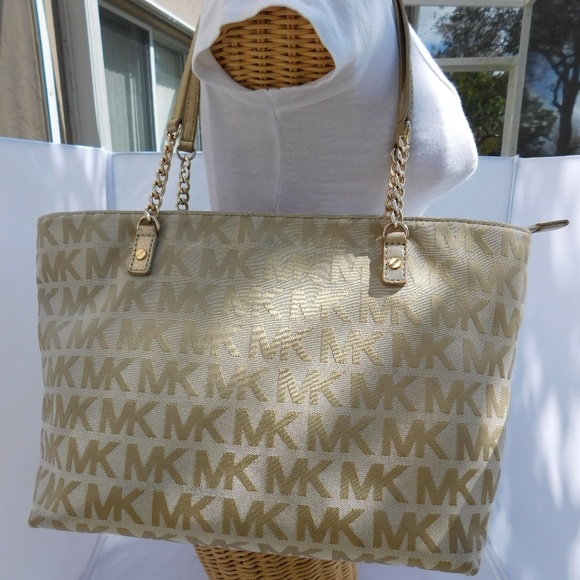 Michael Kors Handbags - MICHAEL KORS JET SET  CHAIN TOTE (PRICE FIRM)